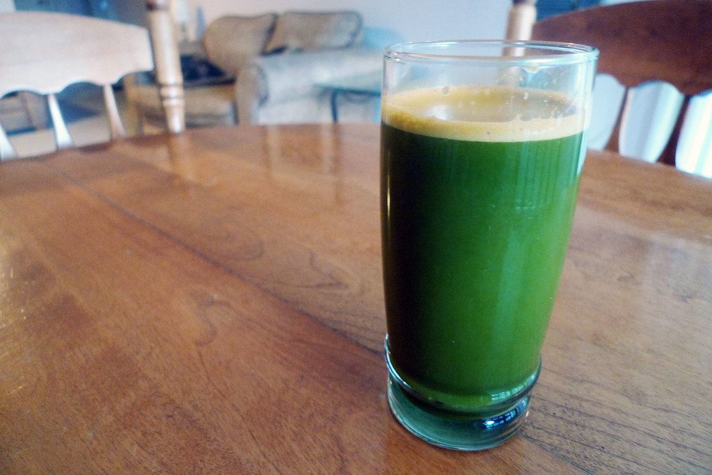 A photo of green celery juice glass