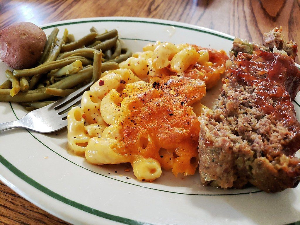 A photo of meatloaf dinner