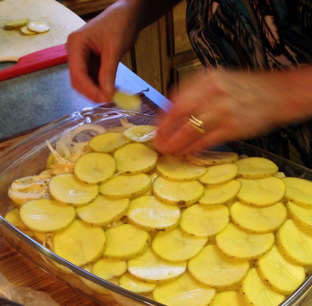 A photo of scalloped potatoes